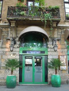 Station Velo V devant le restaurant dansant Le Pagopago à Lyon